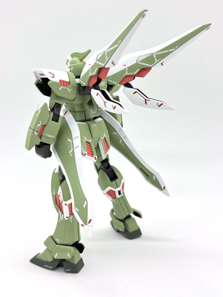 装甲の裏地や背中のメガ粒子排出口は暗いグレーで塗ってシャープ感を出しています。まあエナメルを雑に筆塗りして、ハミ出しを溶剤で消しただけですが……。頭部ツノ裏の肉抜きはパテで埋めました。その下のサブカメラは付属シールを塗装して貼っています。