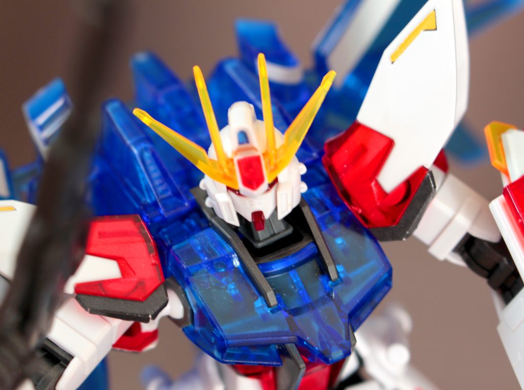 肩口、肩鍔、腰のサイドアーマー、膝などシールは多めです。軽くマスキングするだけで簡単に塗れそうなのでプラモ作りが落ち着いたら、はるまきにガンプラマーカーか筆塗りさせてみようと思います。