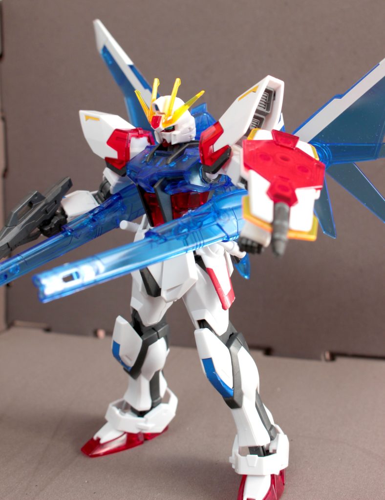 ビルドブースターのビームキャノンですが、クリアパーツのせいもありすぐに関節部分がヘタりました。子供がよく動かしたくなる可動パーツは瞬間接着剤で補強してあげないとダメですね。