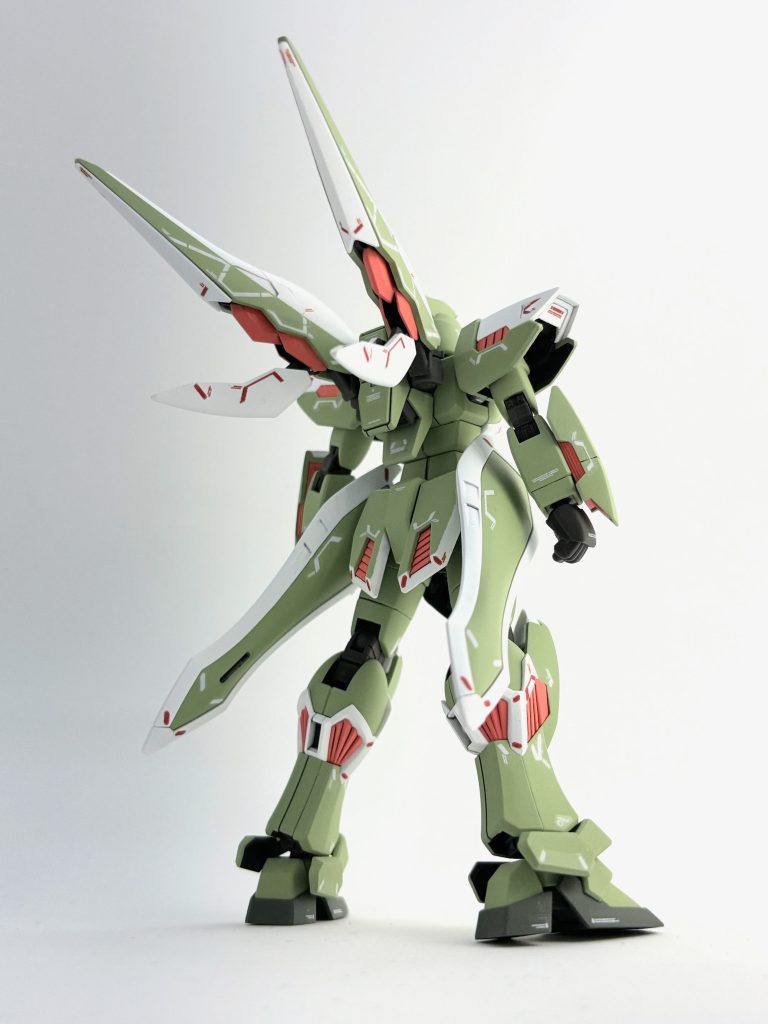 色分割されてなくて塗装派泣かせの腰アーマー（背中側）ですが、ピンク下地→赤→マスキング→グレー下地→白→マスキング追加→緑、という順序でなんとか完成しました。赤のマスキングには、付属シールをテンプレートにしてマスキングテープを切り抜いています。