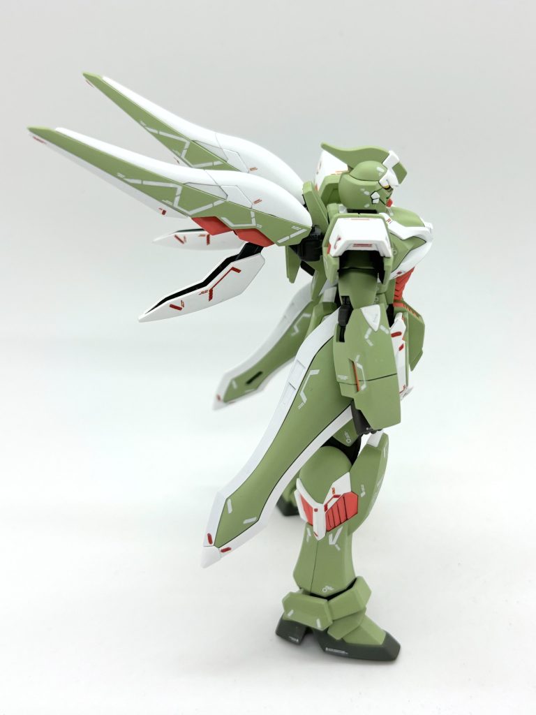 マーキングは全てデザインを１から起こしてデカール出力しました。気付いてくれてたら嬉しいですが、近年のカトキハジメ氏のマーキングのような「平面を線と文字でグラフィカルに分割しつつ、注意書きとしての意味も感じさせる、あの感じ」を出せないかと試行錯誤しています。