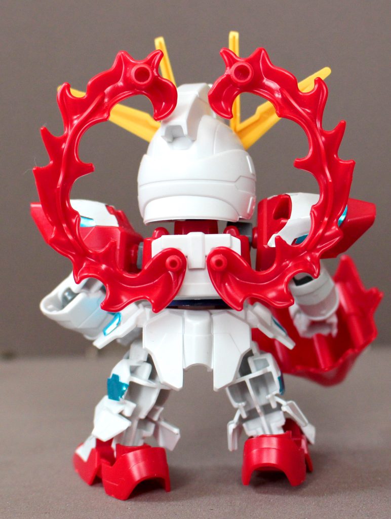 SDだから仕方ないですが、脚部の肉抜きが酷いですよね…。せめて裏に1枚被せるだけでも一気に見栄えが良くなるのに、もったいないなあ。