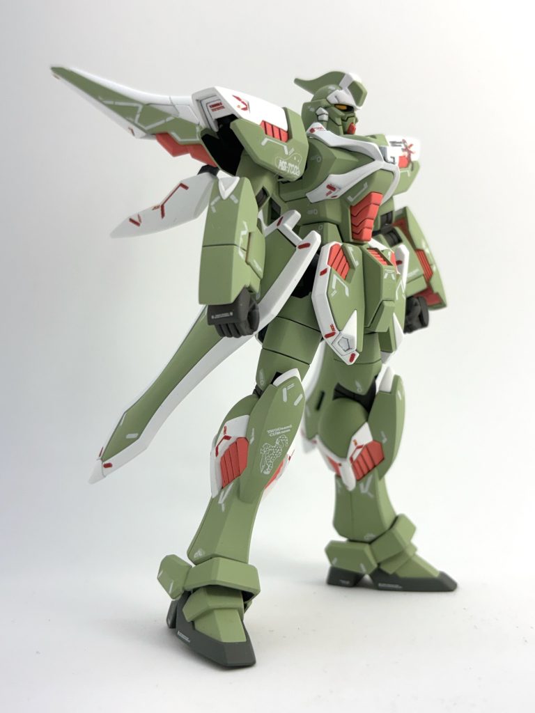 試作機（しかもまともに動いてくれない）っぽく、マーキングは多めにしています。基本的にメガ粒子の放出口と赤い放熱フィン（想像）の周囲には必ず注意書きを配置するようにしました。