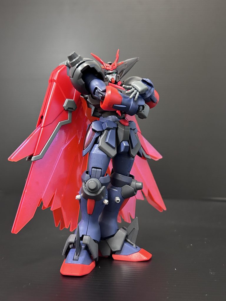 機体説明「GBNにおけるサンライトガンダムのダイバーの師匠が駆るガンプラ。実はGBN開発のおりに格闘モーション作成に携わったうちの一人で格闘技の達人」と言う設定。普段はGBNで有望なダイバーに格闘機の素晴らしさを普及したり、強い相手とのバトルを楽しんでいる。現在はサンライトガンダムに強敵とのバトルをけしかけ、最終的に全力で闘えるまで成長したところで決闘を申し込もうとしている。