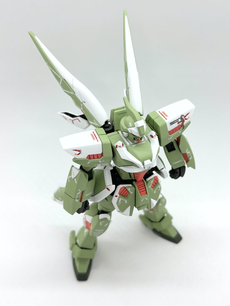 サーカス所属機として組んだので、胸にもともとあったドクロは削っています。原作ではドーム状の部品として描かれていましたが、立体的説得力が出るようディテールパーツを加工してハッチ状にしています。肩やヒザのサーカスエンブレムは、原作に１コマだけ（？）登場したものをアレンジしました。