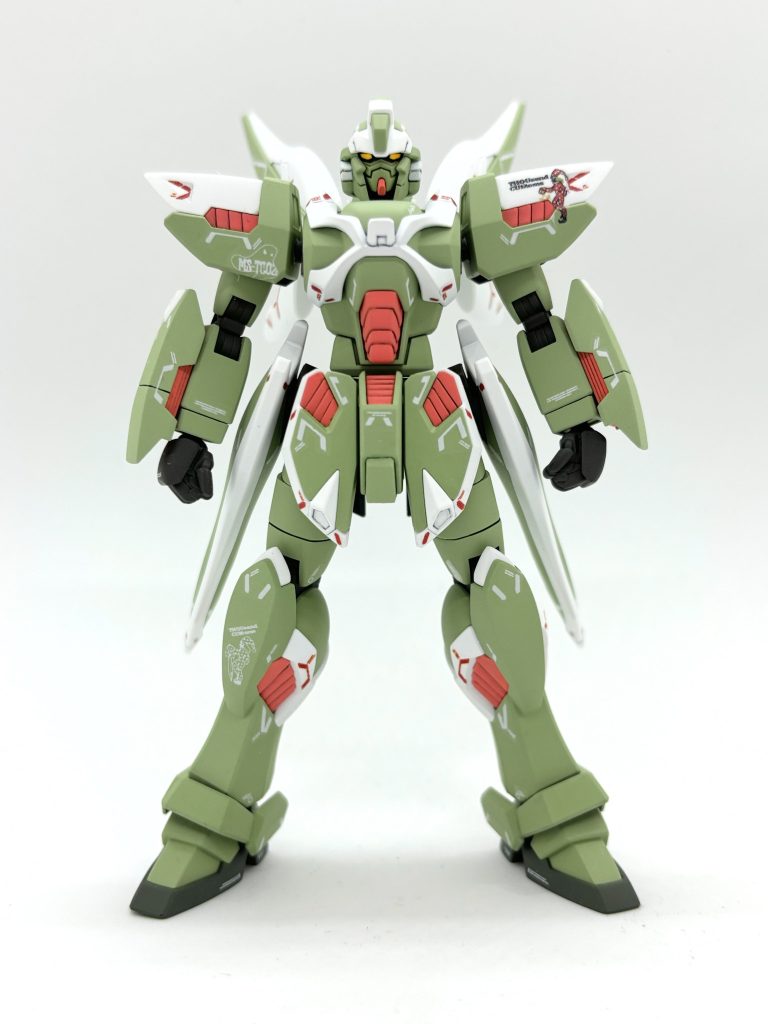 頭部もシールを使わずマスキングとレタッチで処理しています。顔は先に黄色で塗ってからマスキングで緑を塗り足しという順。その後エナメル黒でクマドリを埋めて、溶剤で拭って瞳の形を出しています。「頬骨」にあたる部分の段差は、スジ彫り処理を忘れてたので後から極細マーカーでそっと線を加えました。