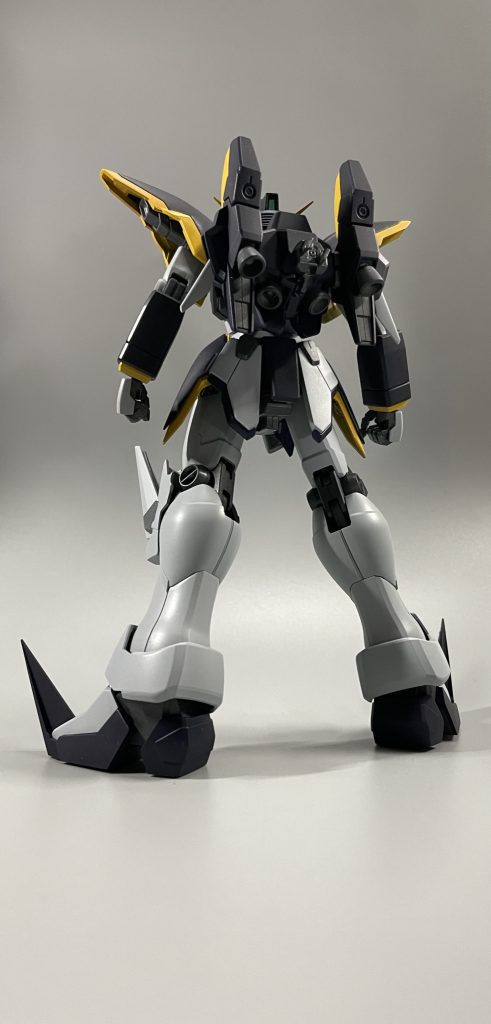 正直、敗者たちの栄光などは未読ゆえにEW版のガンダム5機に関しての知識は明るくないです😓私が初めて、EW版の5機を見たのは小学生ぐらいに模型屋さんに置いてあったB-CLUBの改造パーツで初めて目にし、もう一目惚れでした✨当時は私も、まだデザイナーさんがどーだとかなんだとか、そんな話知るワケないのでただスタイリッシュになったガンダム5機だなーっと思って手に取って値段にビックリして棚に戻した記憶があります💧