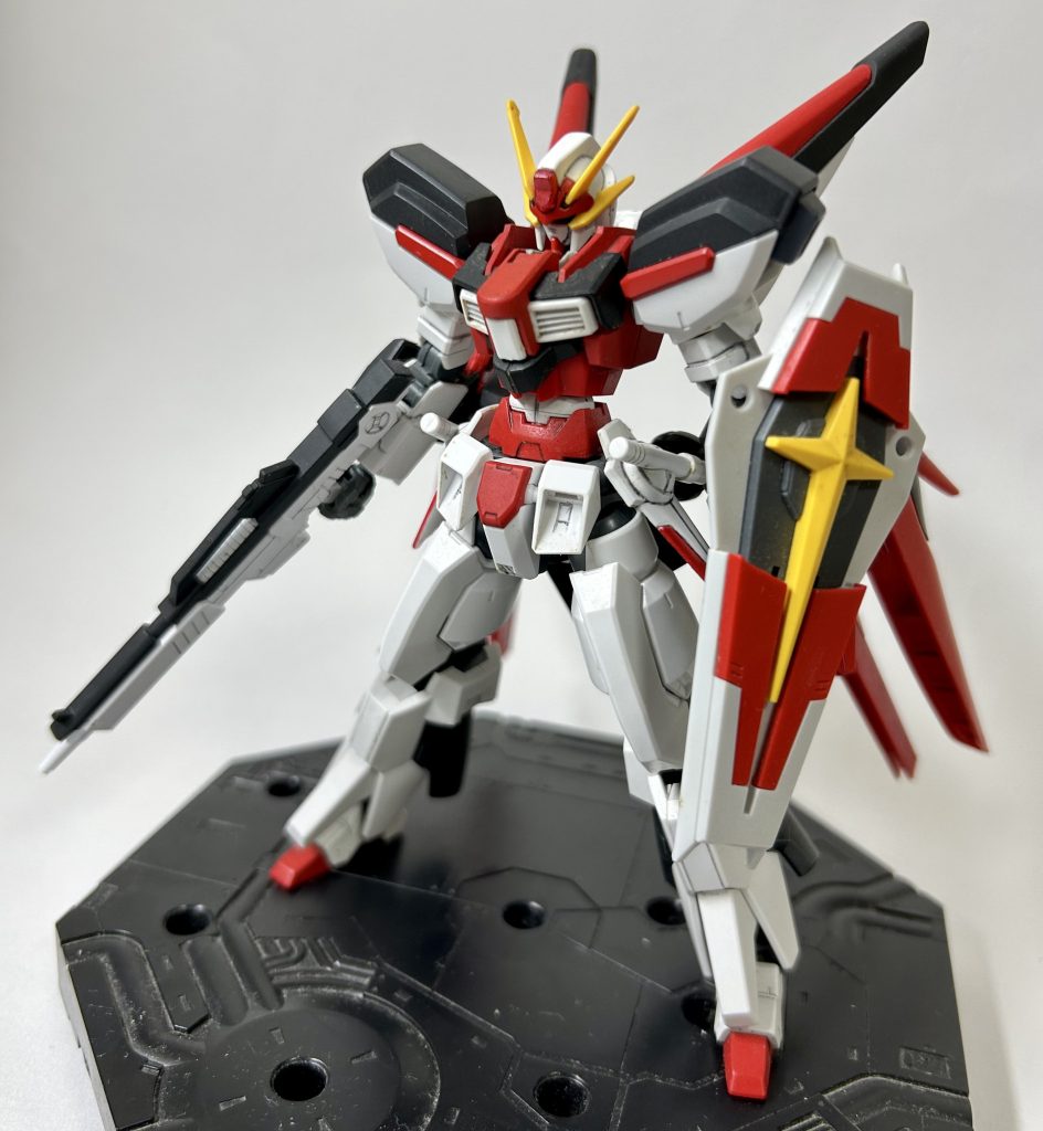改修前から、『頭部』と『ビームライフル』を変更し、後腰にデスティニーガンダムの羽根を雑にくっつけました。フィンファングはオマケです。こちらが羽根を収納した格納形態。