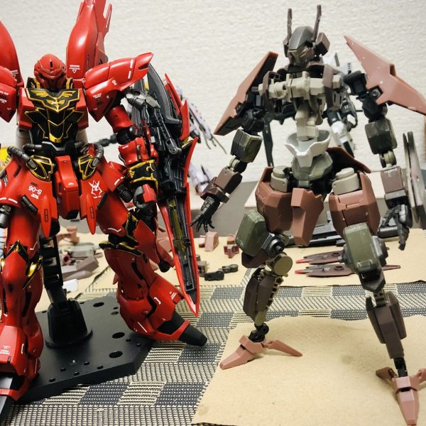 グレイズ肩フレームを真っ直ぐに腕にして、ガンダムの胸フレームを肩に使って腕を延長しました。胴ももう１個つけたので、デルタのライフルがちょうど良い25m級 MSになりました👍↓シナンジュ完成写真はこちらにありますhttps://gumpla.jp/rg/1301948次は、ランドセル🎒がグレイズ達のが似合わないんですよね…💧 ↓プロトタイプガンダムを撮影しました📸https://gumpla.jp/eg/1696734（1枚目）