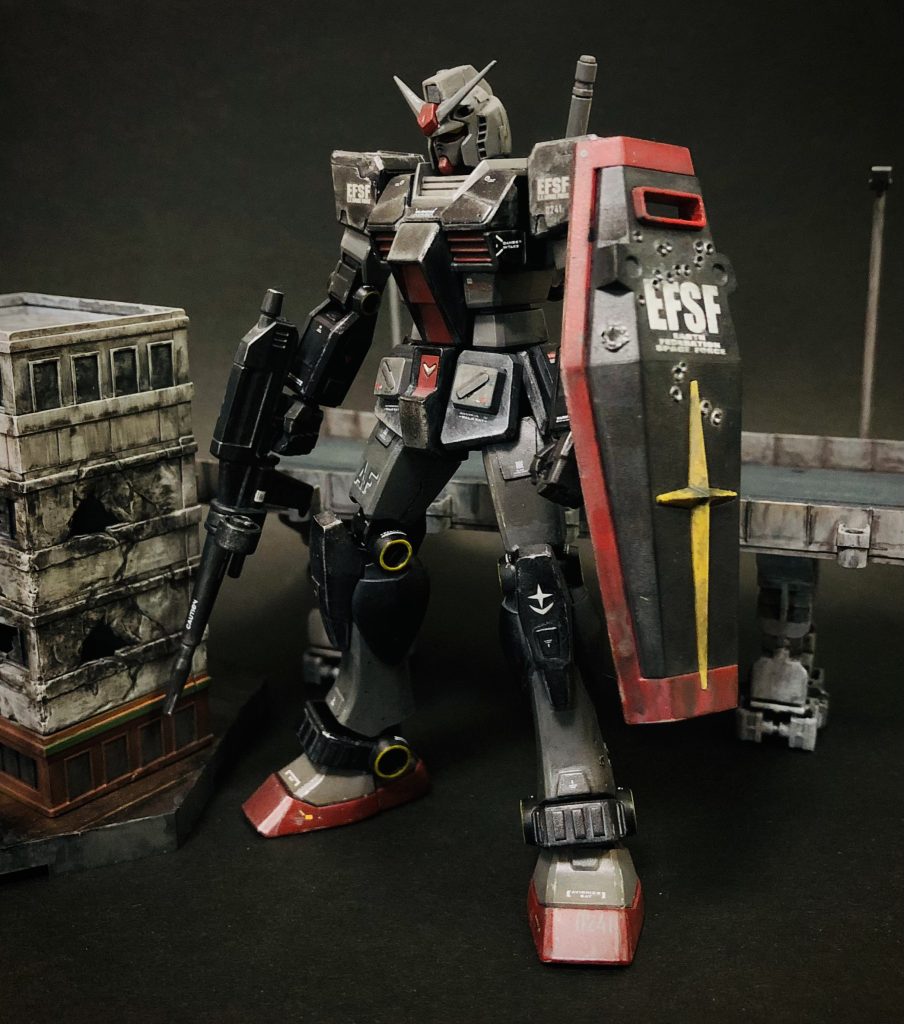 シールドをダメージ加工して、120mmマシンガン流れ弾とバズーカ被弾を演出しました。左脚にも銃痕ありますが、射撃の正確な相手だとして、コクピット周辺の高さに集めてます。