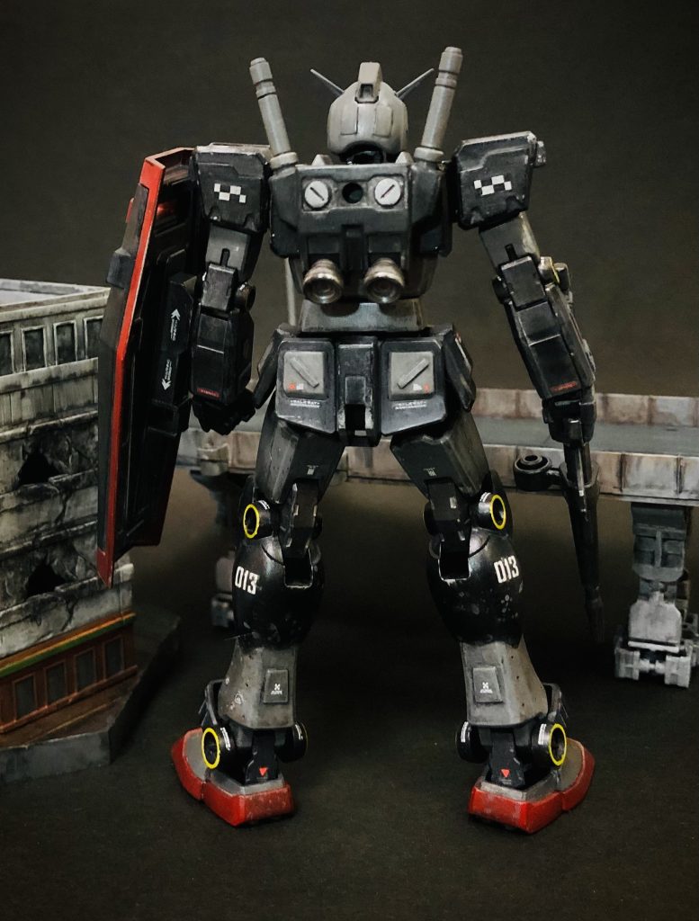 ゲーム映像でジムが燃料補給みたいに、母艦に接続してたランドセル部分は、 ✈️F16の給油口油の白汚れみたいにしてます。足の泥跳ね返りは、筆でドリッピングしてます🎨シールド部分も上げ下げ移動するので、矢印デカールしています◀️▶️