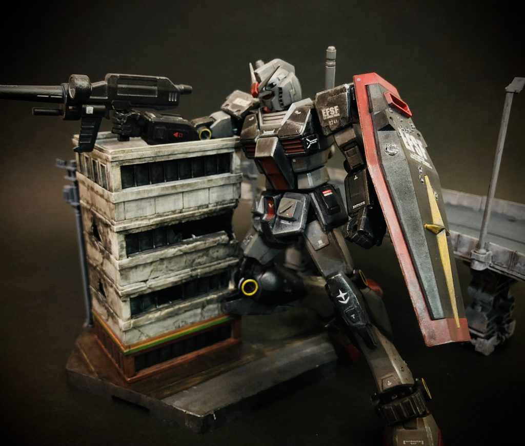 エネルギーパック(E缶)が無く、15発しか撃てませんので正確に射撃してる演出と、アクション捻りを加えて撮影しました。都市高の端が見切れないようにアングルには工夫しました📸🛣️