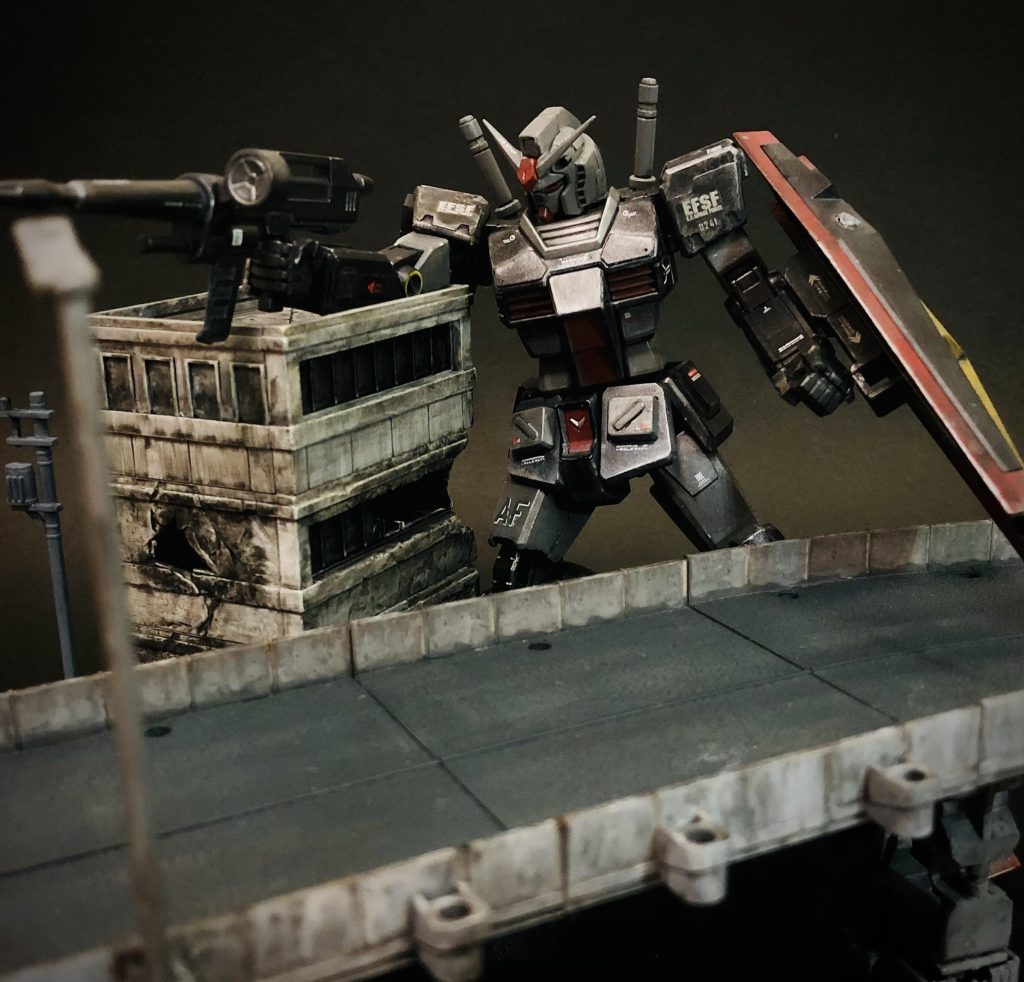 アスファルト面は1枚ずつ ラッカー塗装後に、エナメルグレーでドライブラシしてます。壁のパネル境目は、茶色も流しています。本物がそうなってました🛣️砲身の先は1.0mmで穴を空けてますが、写ってません😭パンツァーふぉー🚀