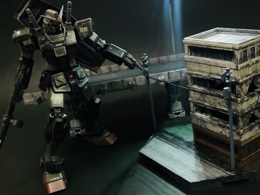 建物は奥行きが出るような撮影方法や塗装の仕方が載ってたジオラマ本を立ち読みして取り入れました。ライトの演出もヘキサギア(ナイトストーカーズ部隊)を作った際に習得しました。付属の電線は太いので、それを下側の光ケーブル線に、釣り糸を黒に塗装した2本を高圧線にしてます🌉✨