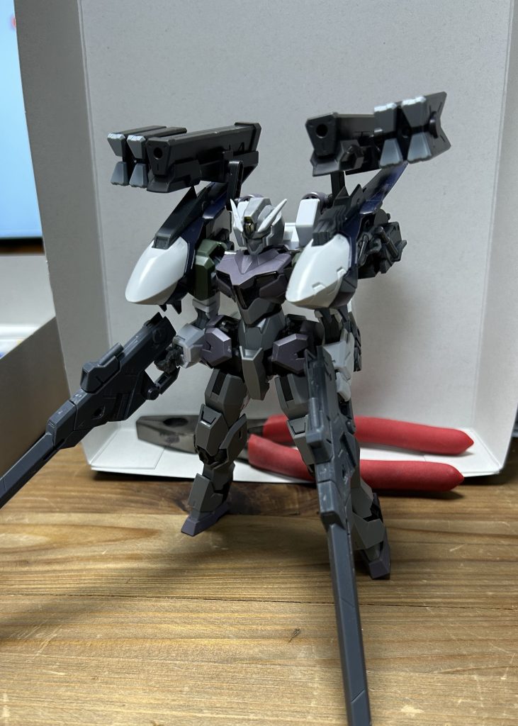 主な武装レールガン×2、4連装ミサイル×2、肩部ビームキャノン×2、ビームサーベル×2