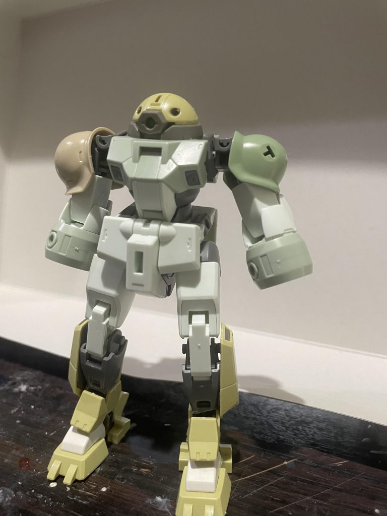 最初はザクの肩アーマーを使って再現しようとしたんですが、これは後の作品で使う事にしました。