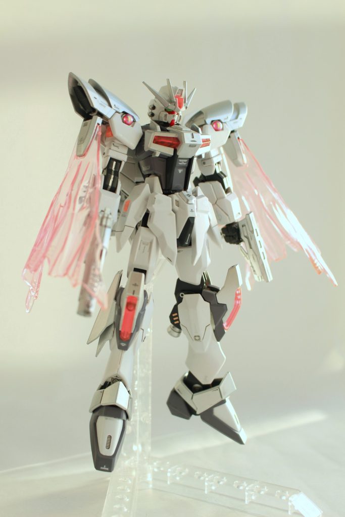 ベースはエクシードギャラクシーで、主にフェニーチェとミキシングしています。ハンドガンの二丁持ちガンプラをずっと作りたかったので、ついに作れたぞー!高機動で敵の攻撃をかいくぐり、ビームマントで近接戦闘を行いながら懐に入ってハンドガン無双するんです、。ガンカタみたいな感じです、たぶん。