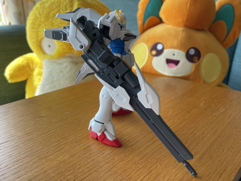 Gバード高出力高火力遠、中距離だけでなくトリガー部を取り外してビームピストルとし近距離戦もこなせる後端の大型スラスターにより自空できる他V+の追加推力兼フレキシブルスラスターとしてトリッキーな機動を補助