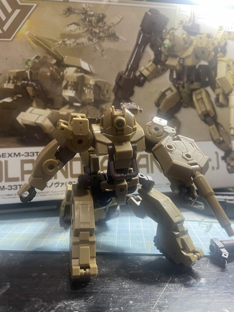 30mmのこの子の足を使わせて貰いました。逆関節で降着ポーズを取らせるために。 ちょっとムセる奴はあと2機ほど待機しております。塗装が終わり次第掲載させていただきます。m(_ _)m