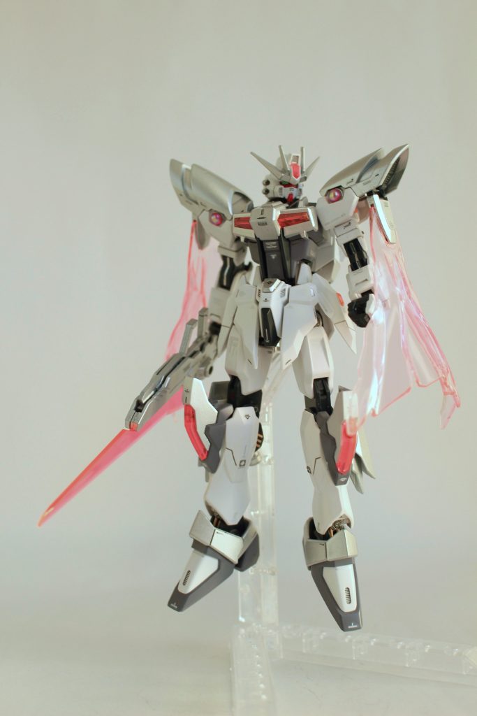 ハンドガン二丁だけだと武器に不安があるので、後ろ腰にはライフル兼ビームソードを備えています。これで格闘戦も怖くない。