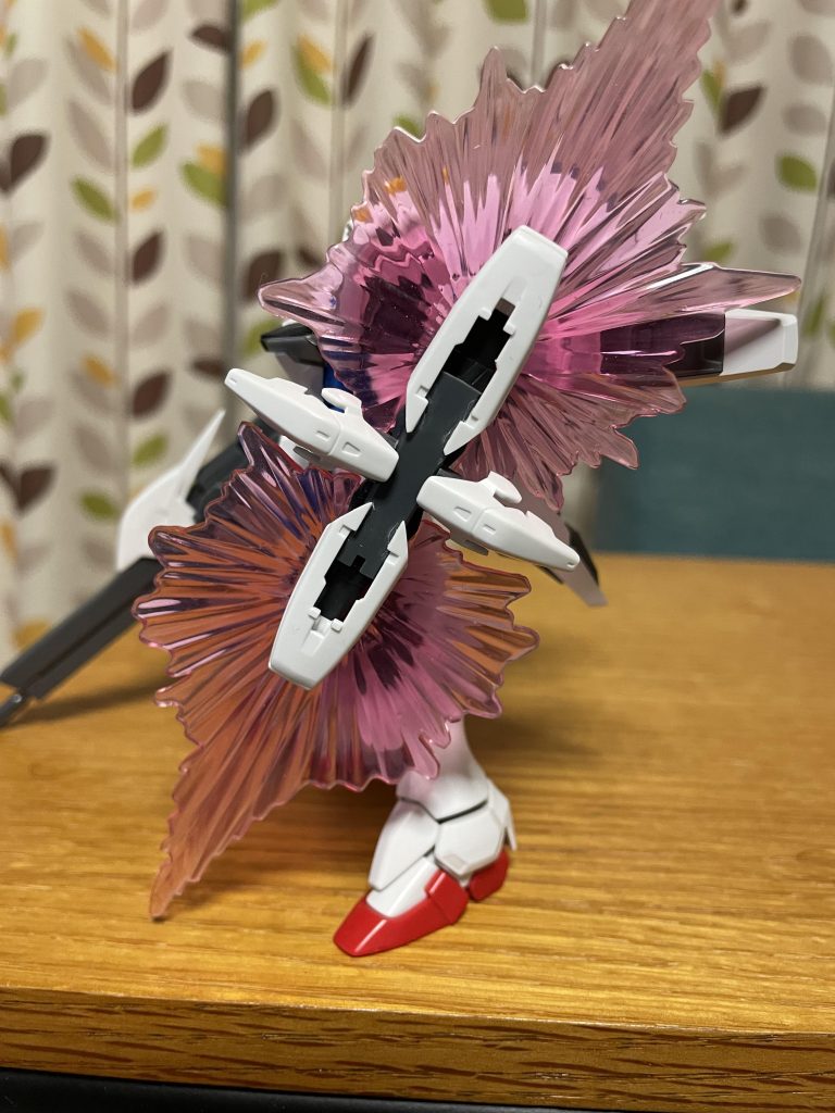 試作型メガビームシールドデカいサイドアーマ部にVのスラスターと同型のものを搭載しているため自空できる