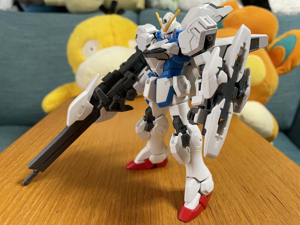 装備はアナハイムからこっそり技術提供を受けて制作されたGバードと試作型メガビームシールド