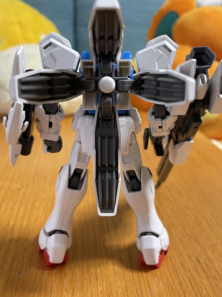 背面試作型ミノドラ試作型のためV2のようなとんでも出力はないので光の翼は出ない4機のスラスターによりクロスボーンガンダムのようにトリッキーな機動ができる