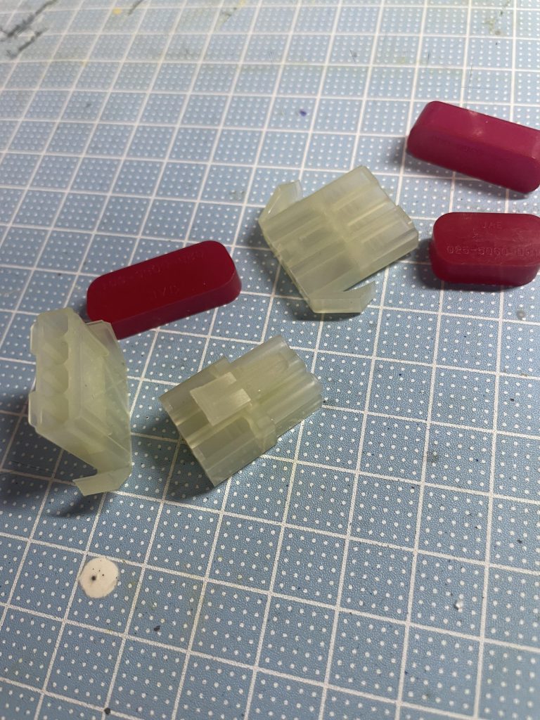 ミサイルランチャーは秋葉で購入したコネクターを利用しました。