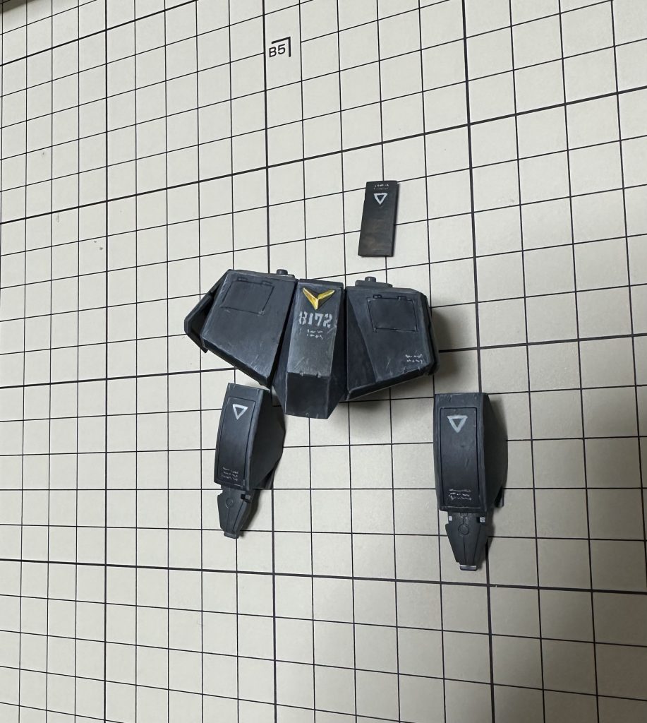 手書きマーキングも初挑戦。水転写デカールが付属していますが、デカールだと色や形が綺麗過ぎて浮いちゃうかな、と。数字がかなり大きいですね(-。-;