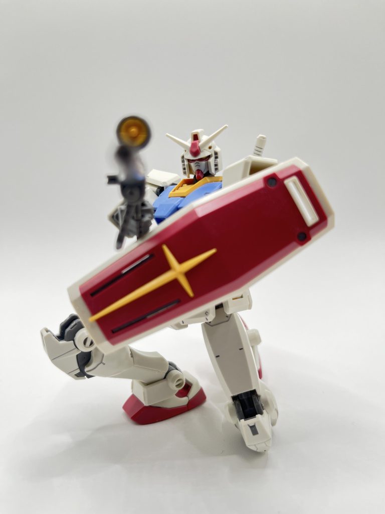 膝立ち余裕でポージングも決まります。とくにこのビヨンドグローバルはHGの中でも可動域が広くてグリグリあそべますね。