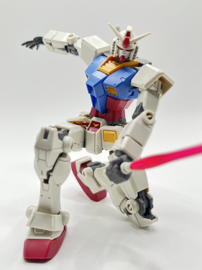 色もいわゆるガンダムホワイトではなく、オフホワイトのような落ち着いた色で実に渋くてかっこいい。（平手は別のやつ拝借しました。）