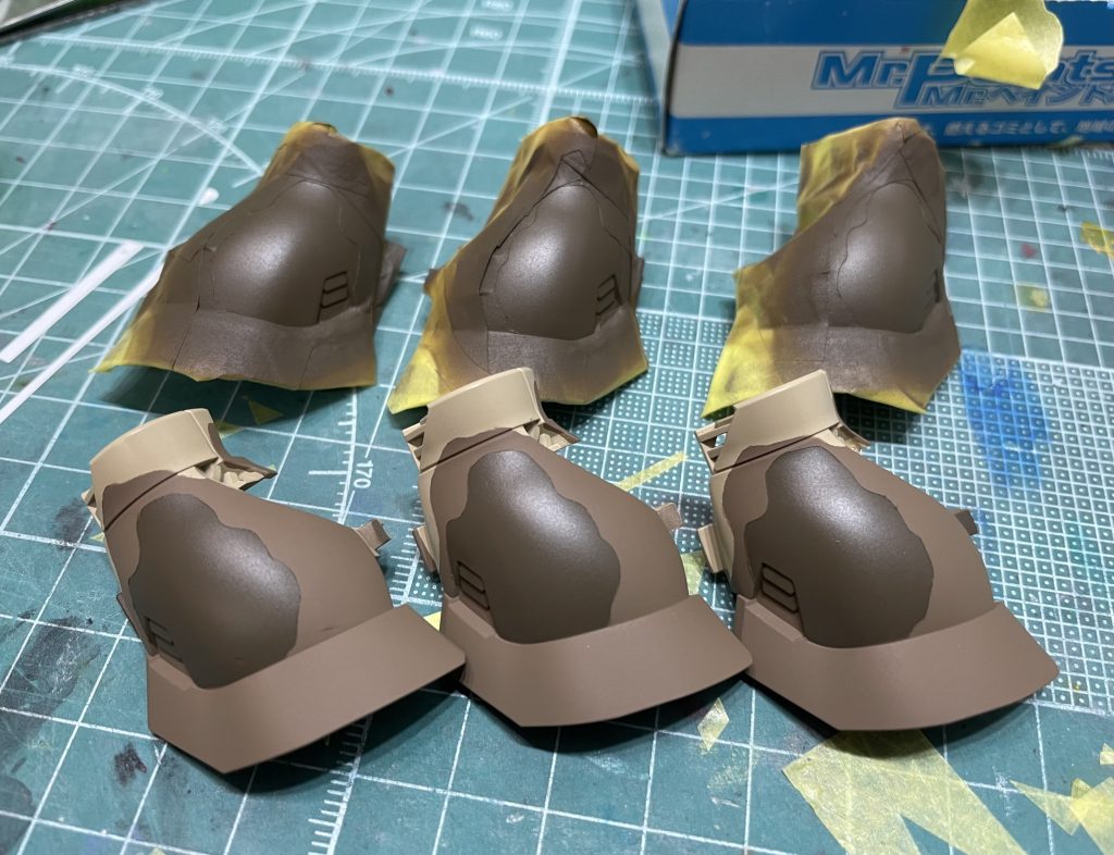 プレバンから発売されている、エグバ機・ウォルド機・セルマ機の3機は、いずれもふくらはぎの迷彩が同じなので、こんな風に塗装しました。