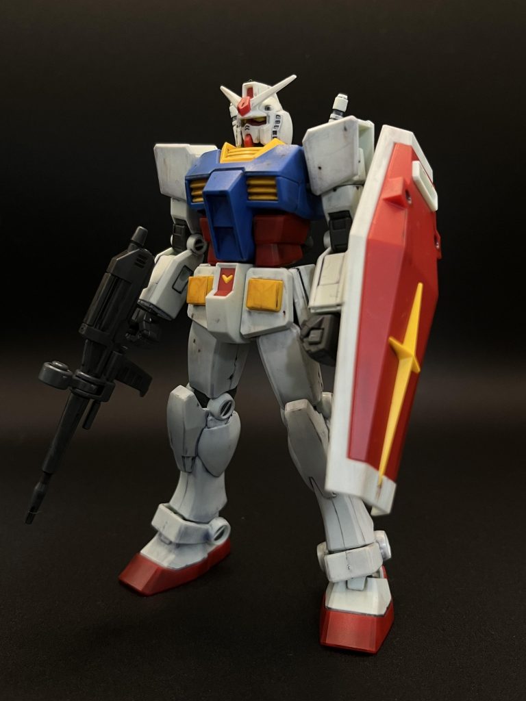 パーツの部分塗装はしてません。色分けがしっかりしているので、成形色そのままです。ふと急にウェザリングに挑戦したくなり、ガンダムマーカーのリアルタッチを使って汚しを入れてみました。