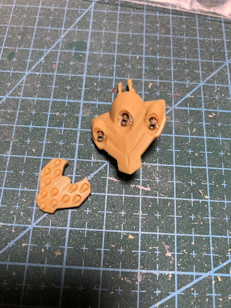 リアのバーニア部加工毎度思うのですが、なぜ他はこんなにも細かいのにバーニアはこんなにも簡素にするのか。手を入れる余地をワザと残している…のか？