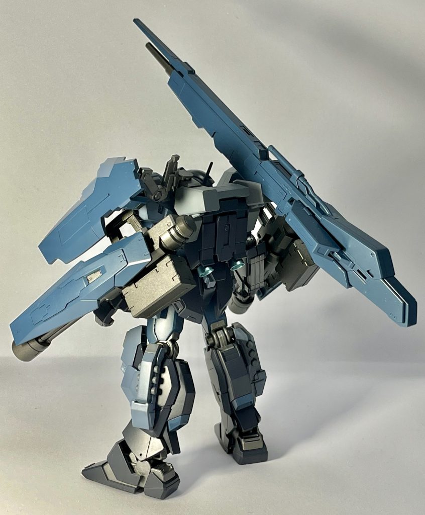 左背面から背面からだとハイパーメガランチャーの異様感がありますね。