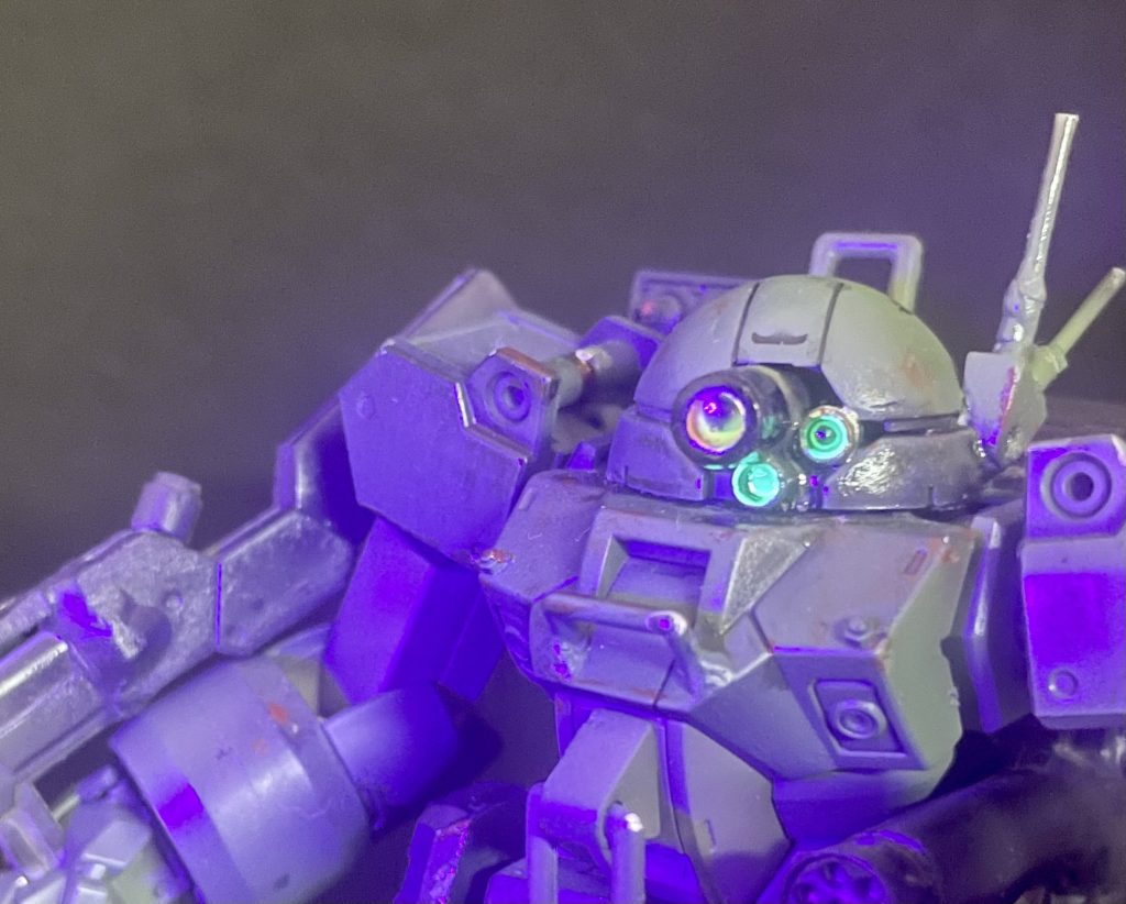 過酷な地上戦に対応するため光学モニターを装備。広角、望遠レンズ、熱感知センサーの3本を使って敵を捕捉する。