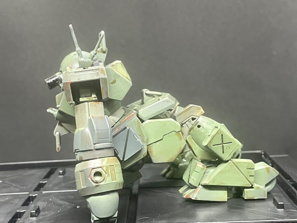 敵に索敵され難い様に姿勢を低くして待機する降着姿勢も出来る様にカスタマイズされている。