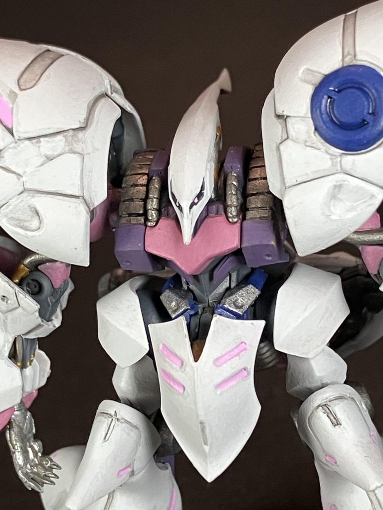 アップにすると筆塗りらしい装いです。おかしい、塗ってる時はもう少しキレイに見えてたんですが…wツインアイはつまようじ削って魂を込めて一撃！で塗ってます