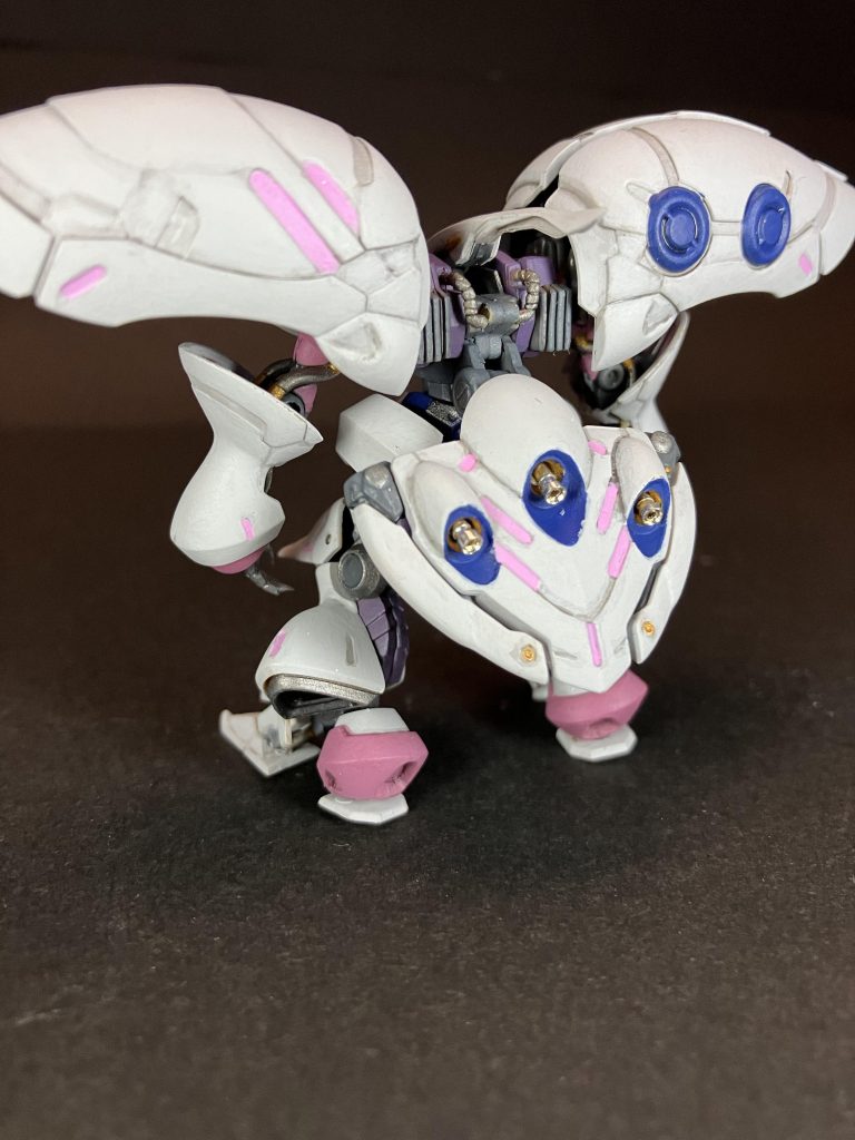 ファンネルコンテナのバーニア部は悩んだんですが、あまり色数を増やしたくなかったのでショルダーで使ったブルーにあわせてます。内部はゴールド