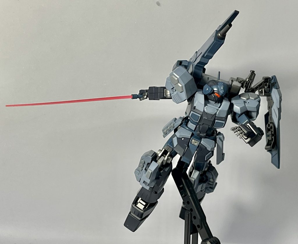 近接格闘バックパックのシールドを前面にバッシュするイメージで斬り掛かる感じかなと。