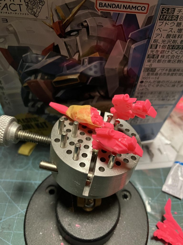 股関節周りは軸を作り直してなるべく真っ直ぐにしてます。同軸上に腕も穴開けて通しました