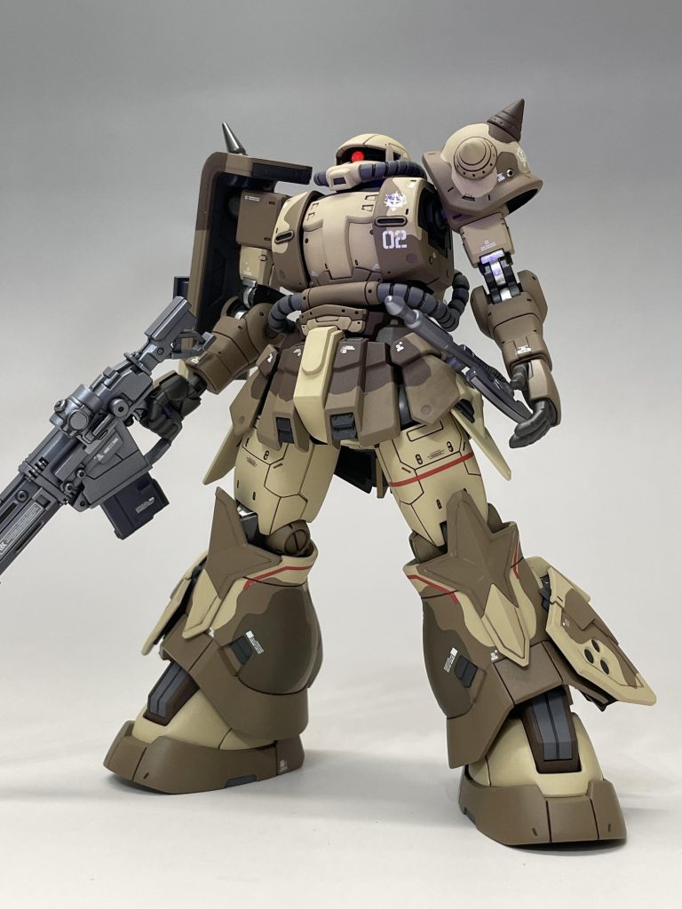 モノアイはブラックライトで光ります。迷彩塗装はどの機体もそれぞれ異なりますね。ウォルド機は膝とひじの塗装は楽でしたが、ふくらはぎの内側に迷彩がもう一つ必要なので、一手間かかりました。