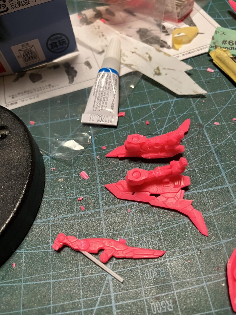 ウイングは元のジョイント部を腕にくっつけてます。テールスタビライザーはシャフトで稼働してるハズ、という感じに作製