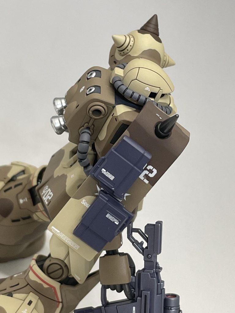 シールドの穴は埋めてあるので、マグネットを仕込んで予備弾倉を取り付けられるように加工しました。