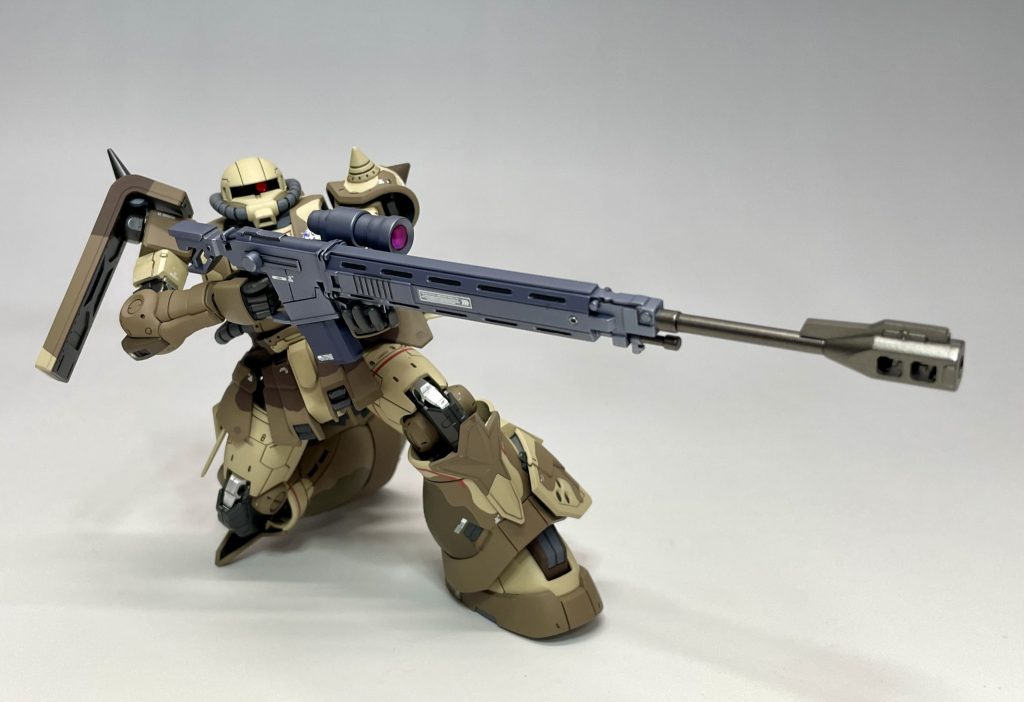 劇中ではカサブランカの街中で、このような立膝でジムを狙撃していました。このロングライフル、対艦ライフルなので、頭を撃ち抜かれたジムのダメージは相当ですね。