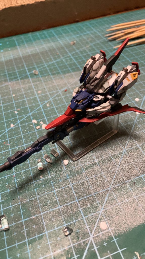 ランディングギアとかも考えたんですが飛んでるところということでランナー切り貼りして簡易スタンド作成