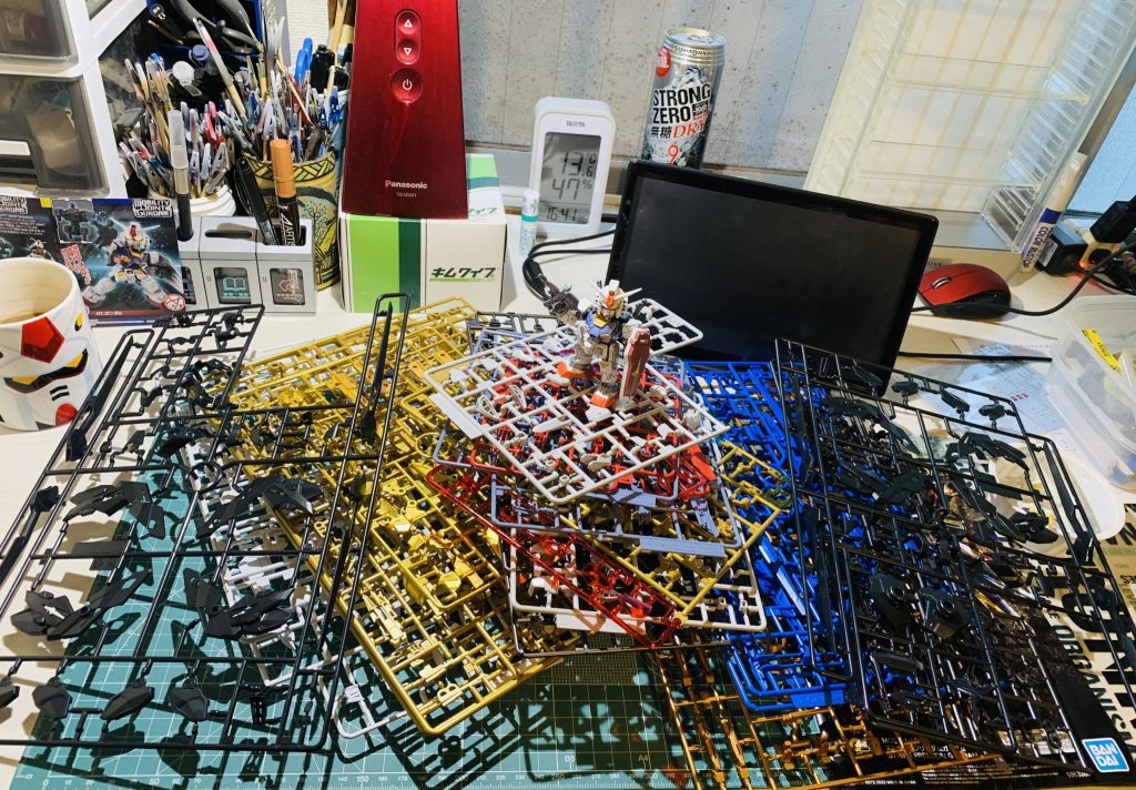 ランナーを広げた時「どこから手をつけよう」と途方に暮れました。内部フレームの塗装と組み立てでお腹いっぱいになりました。ドラグーンの作業感は正直辛かったです。しかし!苦労を裏切らない達成感は過去最高で、最高の宝物と思い出が手に入ります。この国にガンプラがあることを誇りたい♪