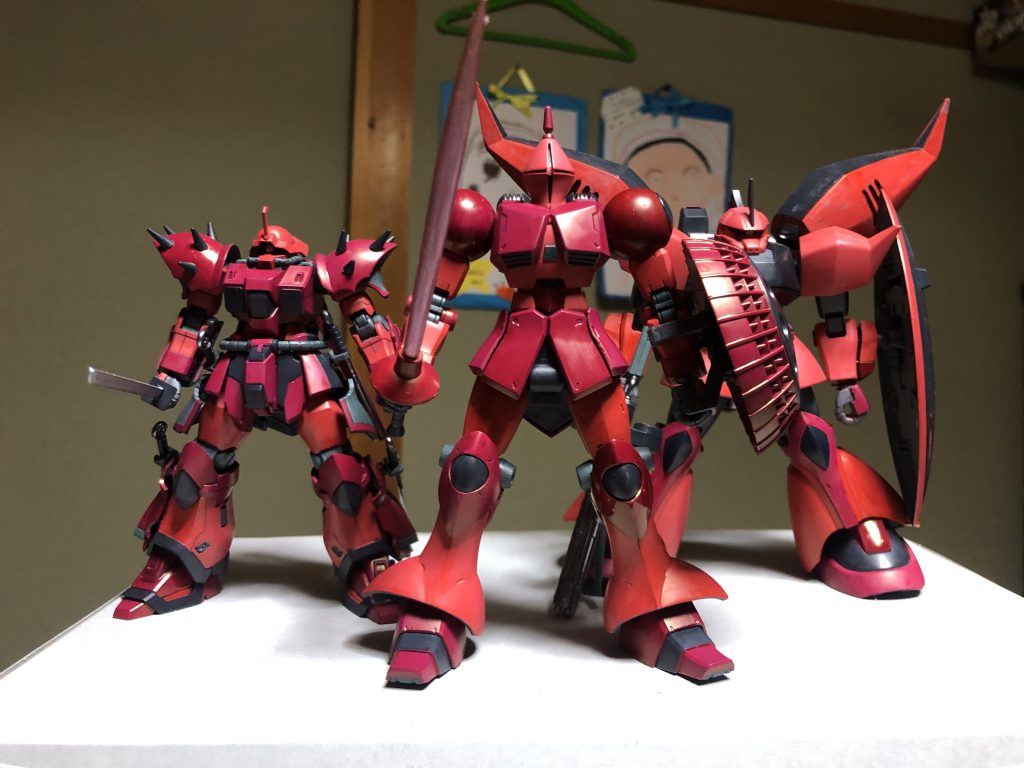 左からシャア専用イフリートナハト、シャア専用ギャン、シャア専用ゲルググウェルテクス。 