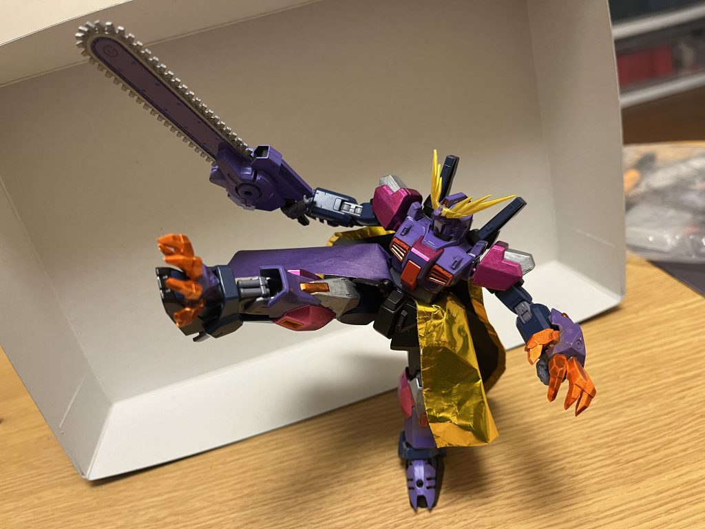 武装いずれも対ガンダム戦のみ威力が桁違いにパワーアップし、PS装甲どころかGNフィールドやビームバリアをも軽々と粉砕し、いずれも空間が抉れる衝撃を発生させるほど。ゾンビチェーンブレイカー従来と同じチェーンソー型の主兵装。アンデッドクロー従来と同じく、左腕と右足に装備された鉤爪。ビームサーベル従来と同じくバックパックに2本装備されているが、殆ど使用されない。必殺技ポイズンブレイク従来と同じく、ゾンビチェーンブレイカーのチャージ機構を起動して、直接斬撃する。エネルギー体として放つパターンもある。対ガンダム戦では威力が桁違いにパワーアップしており、一度に複数のガンダムタイプをシールドの防御ごと吹き飛ばすほど。引き続き、連続発動による重ね掛けも可能。ハイパーアンデッドストライク従来のアンデッドストライク(引き裂き版)の上位技で、アンデッドクローにエネルギーを纏った引き裂き攻撃を放つ。対ガンダム戦以外でも元々の威力が2倍に強化されており、対ガンダム戦に至っては、デストロイガンダム複数機を正面からリフレクターごと突破して撃破できるほど。ハイパーアンデッドビクトリー従来のアンデッドストライク(キック版)の上位技で、アンデッドクローにエネルギーを纏った引き裂きキックを放つ。こちらも、対ガンダム戦以外でも元々の威力が4倍に強化されており、対ガンダム戦に至っては、デストロイガンダム複数機を正面からリフレクターごと突破して撃破できるほど。弱点パワーアップしたのはあくまで攻撃と防御だけであり、単独飛行を手に入れた点を除けば機動力の遅さはあまり変化していない。そして、ガンダムタイプに該当しないザク・グフ等の一般的な量産機、ヴェイガンギア・サザビー・キュベレイ等のガンダムタイプ以外のワンオフ機に対しては、従来と変わらない性能となる。