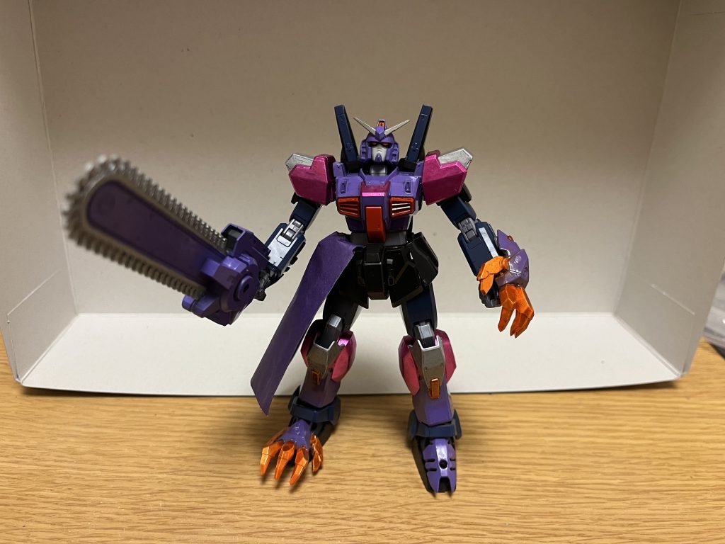 機体名:ガンダムバッファ全高:18.5m重量:26.6t紫の重厚な装甲、大型チェーンソーと左腕・右足の鉤爪、右腰のローブなどが特徴。